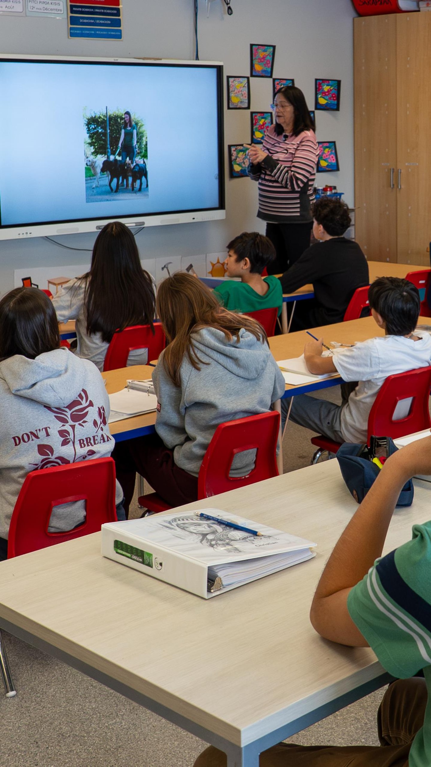 Frances Mowatt présente des images sur un tableau aux élèves d'une classe de 6e année.