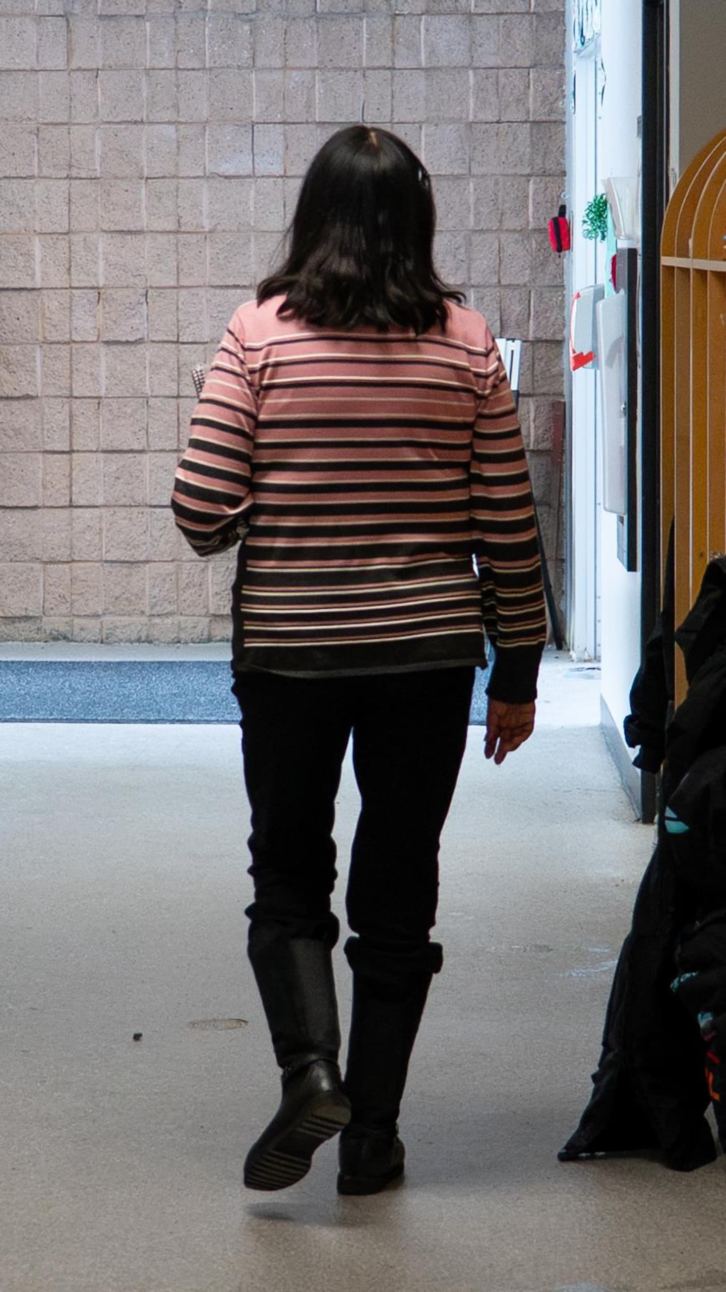Frances Mowatt marche dans un corridor de l'école Migwan à Pikogan.