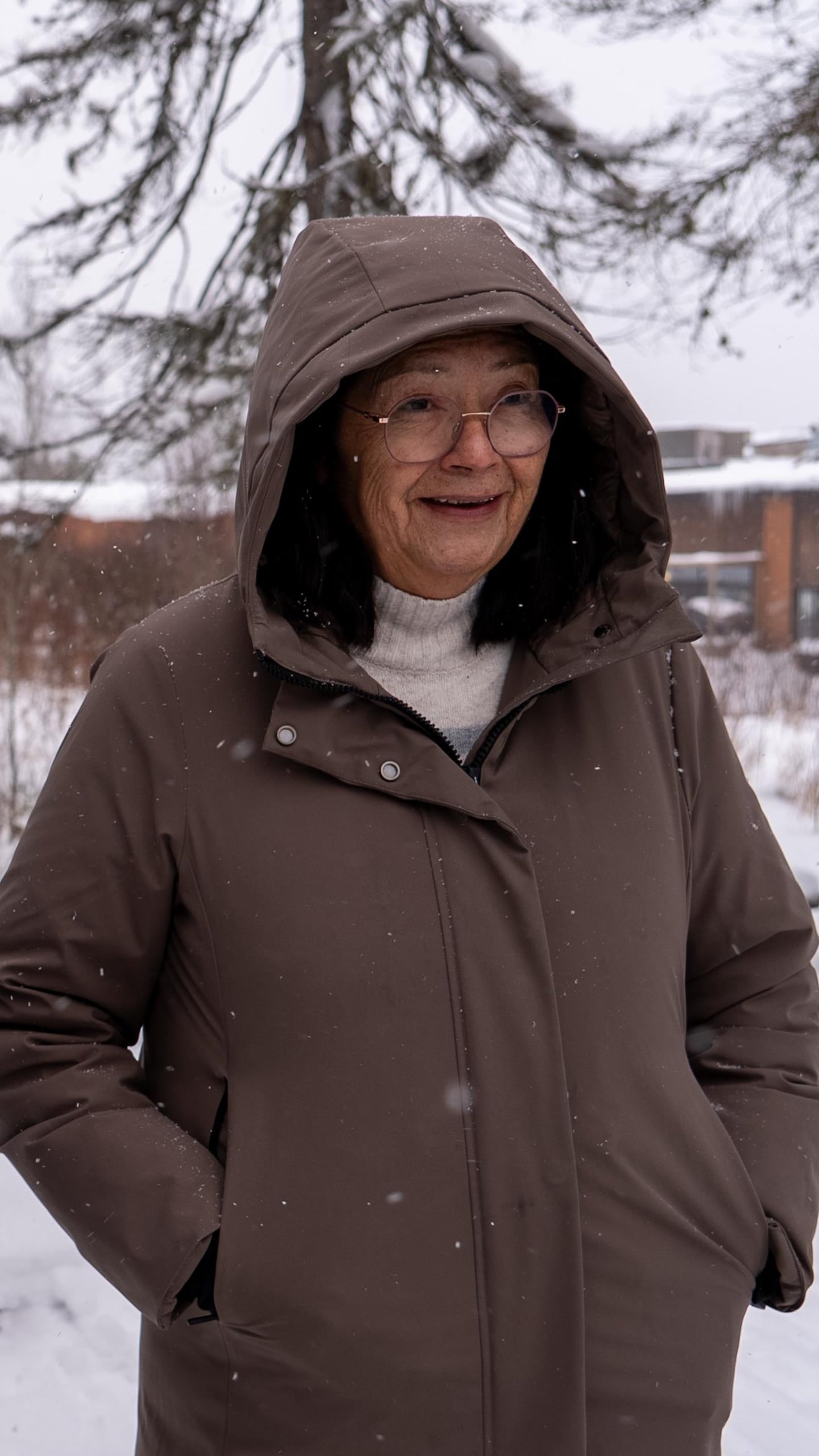 Frances Mowatt sourit dans une forêt près de l'école de Pikogan.