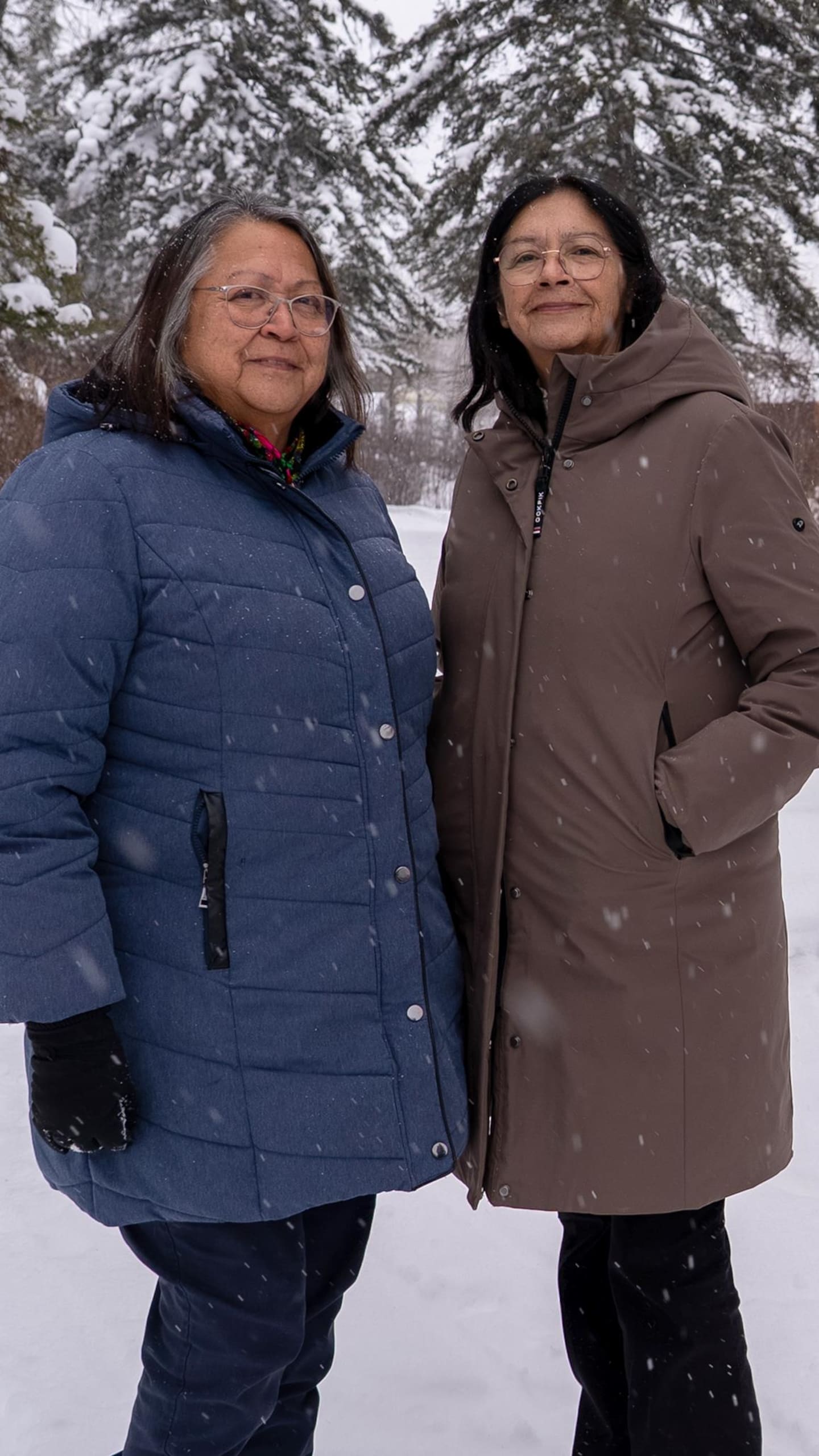 Frances Mowatt et sa sœur Julie près de l'école Migwan