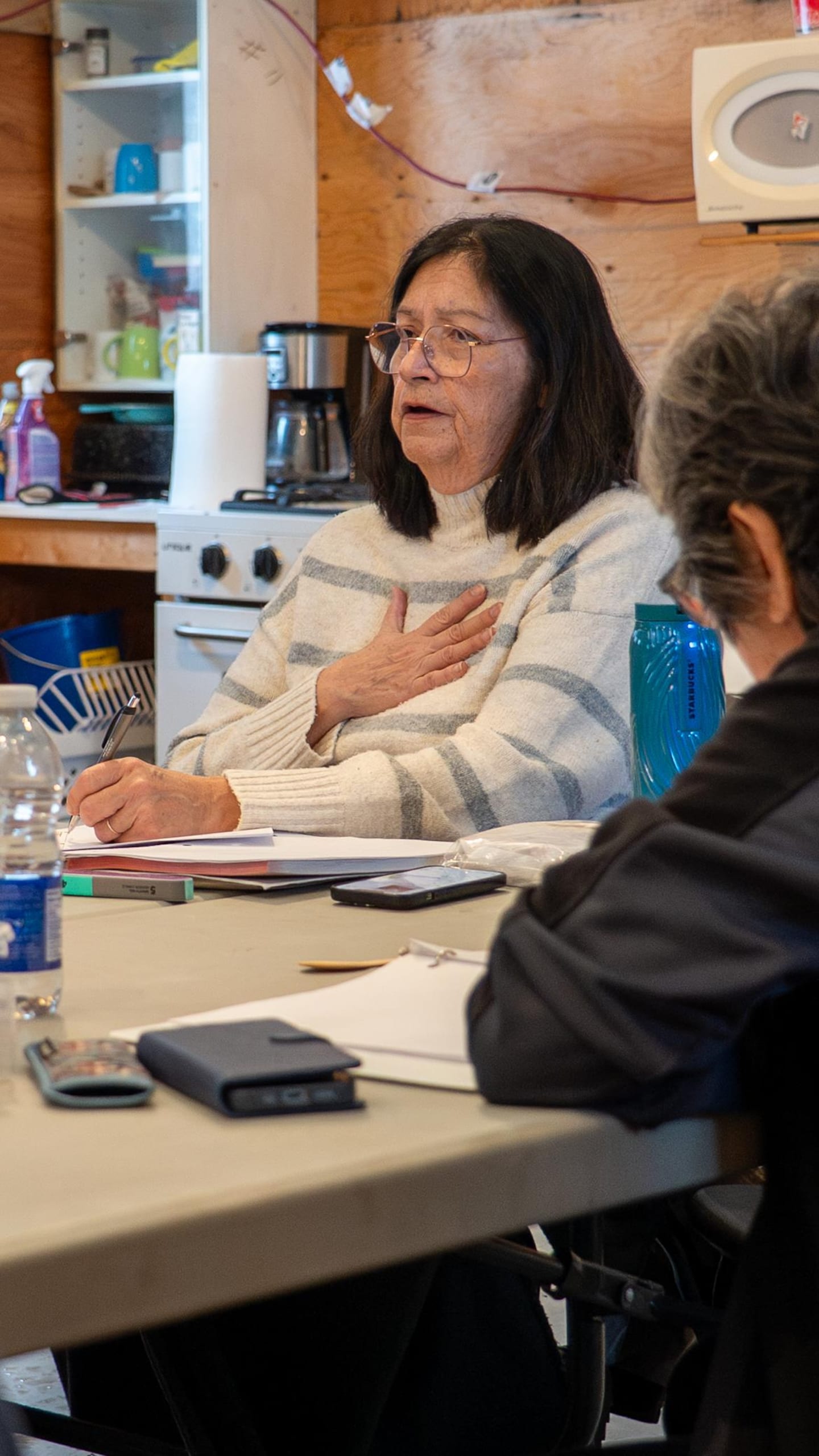 Frances Mowatt s'adresse à un groupe de personnes aînées.