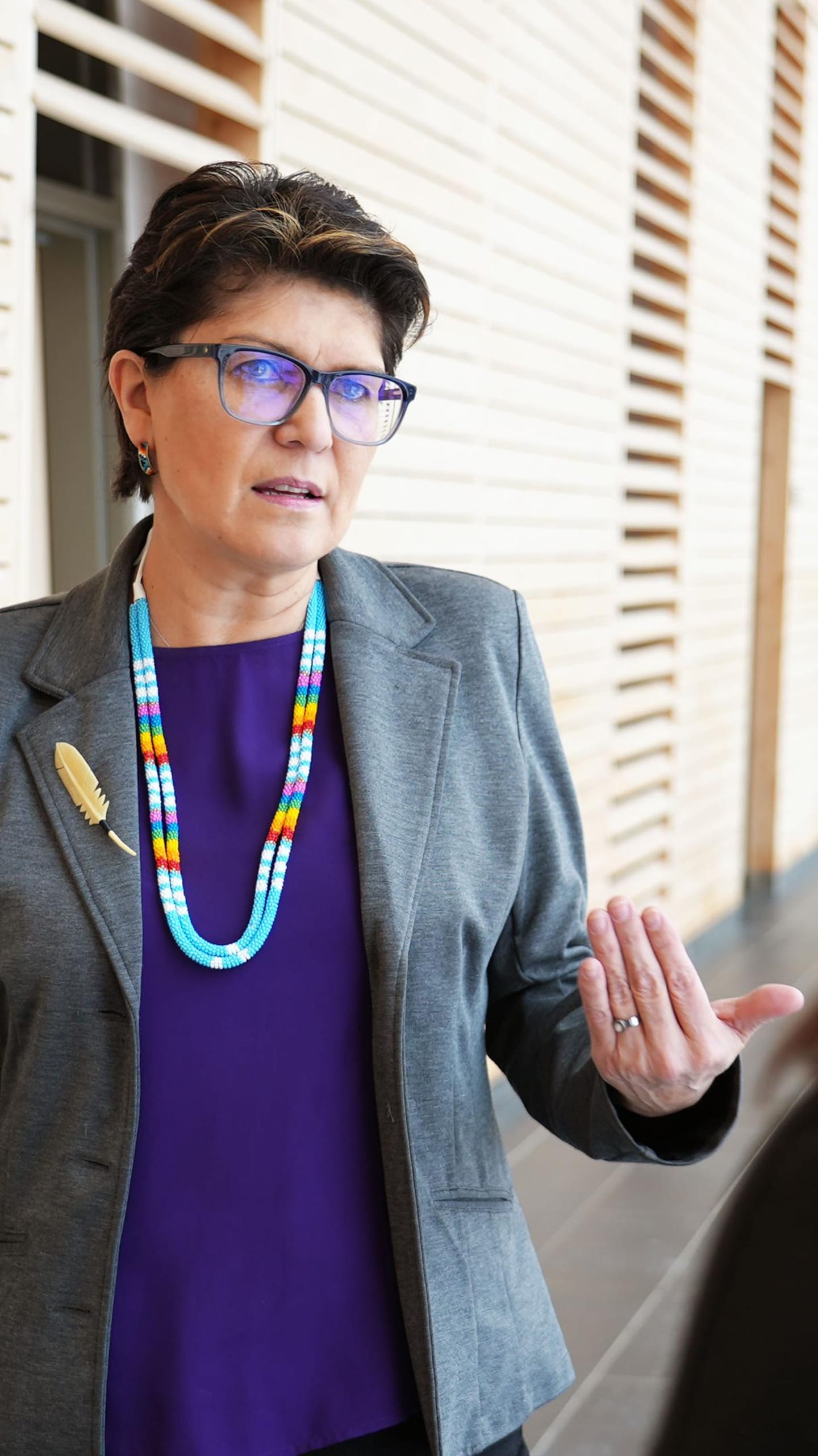 Suzy Basile regarde par une fenêtre de l'Université du Québec en Abitibi-Témiscamingue, au campus de Rouyn-Noranda.