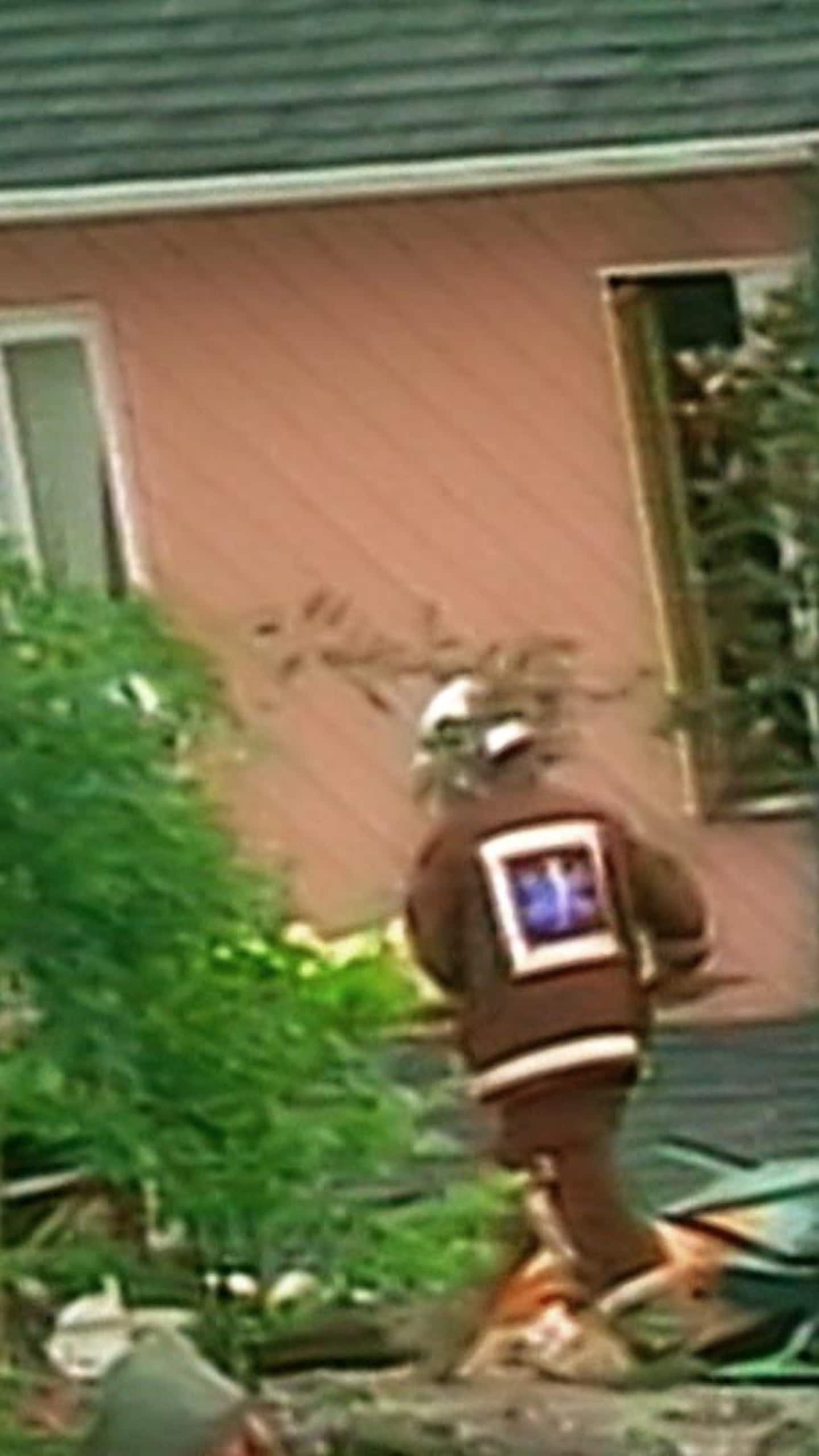 Une maison a moitié effondrée avec des pompiers autour.