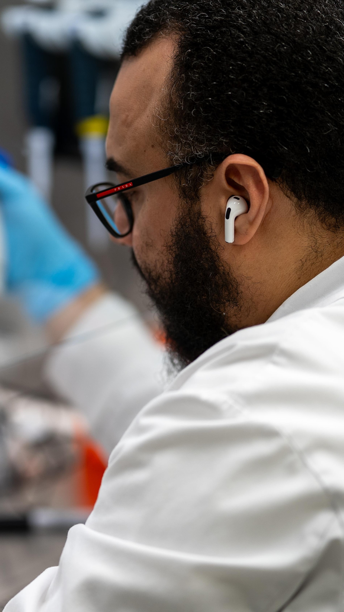 Une personne dans un laboratoire.