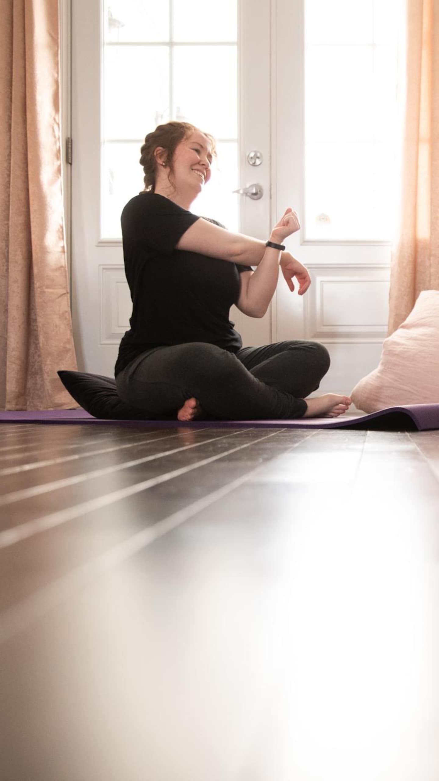 Une personne sur un tapis de yoga.