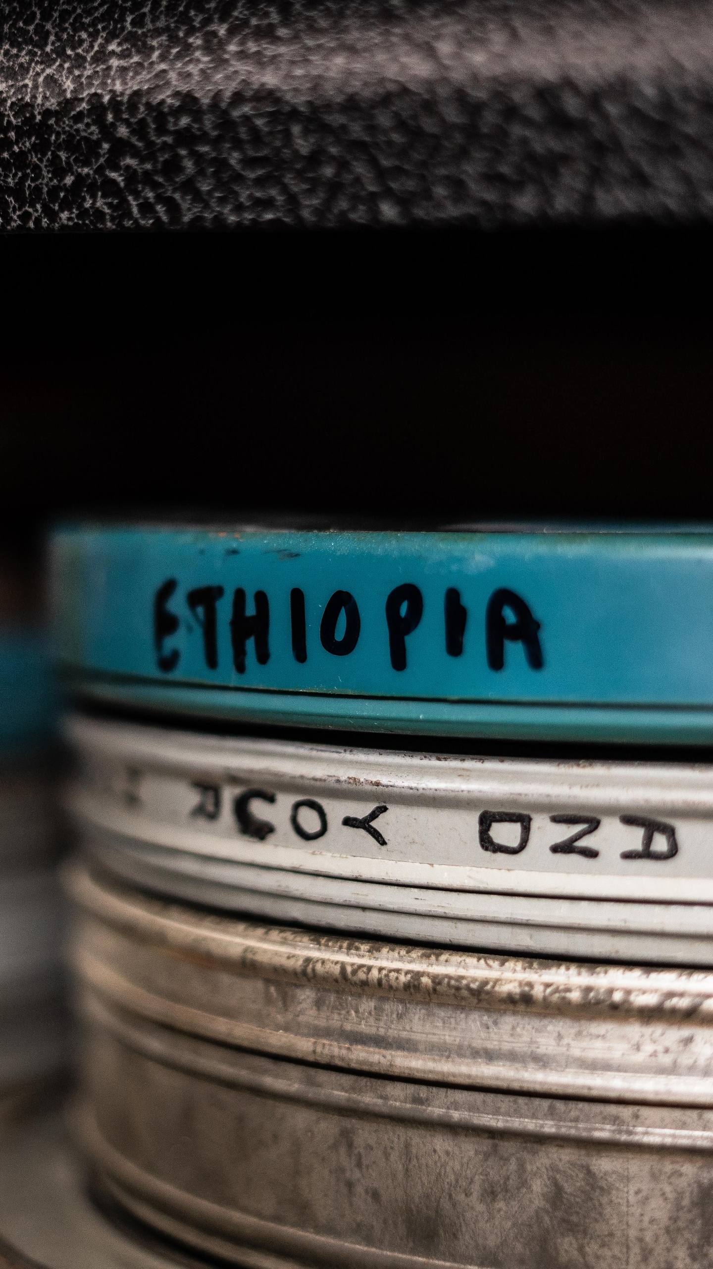 Des boîtes de bobines de film en 16 mm, une sur laquelle est écrit Ethipia, à Winnipeg, en juillet 2026.