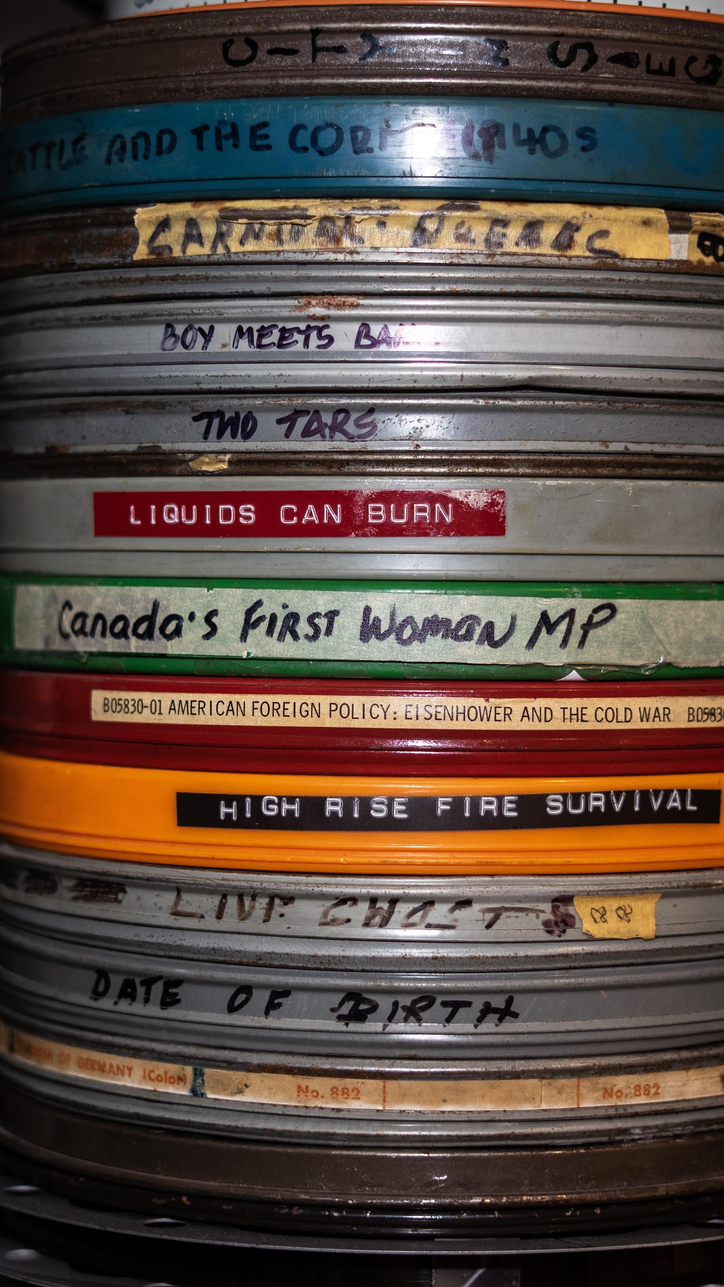 Une pile de bobines, dont une d" un film sur la première femme députée du Canada.