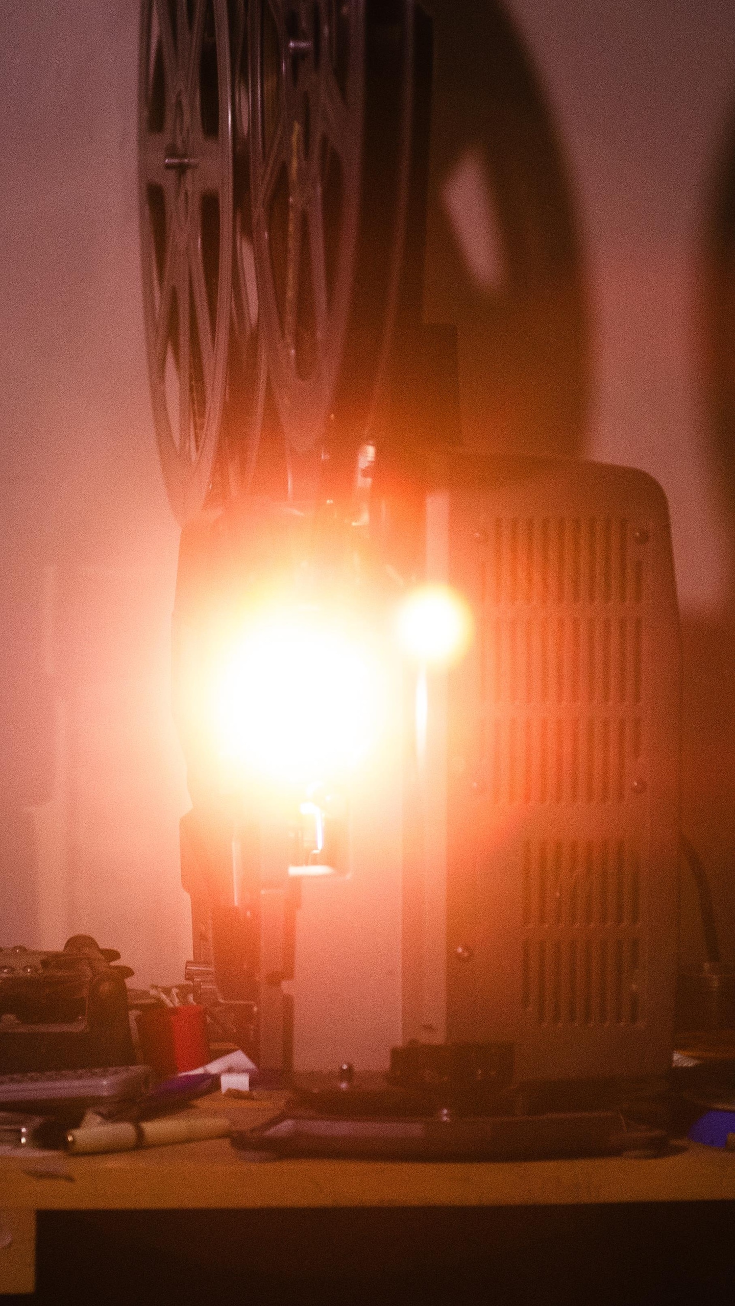 Un projecteur de film de 16 mm dont jaillit un rayon de lumière, à Winnipeg, en juillet 2026.
