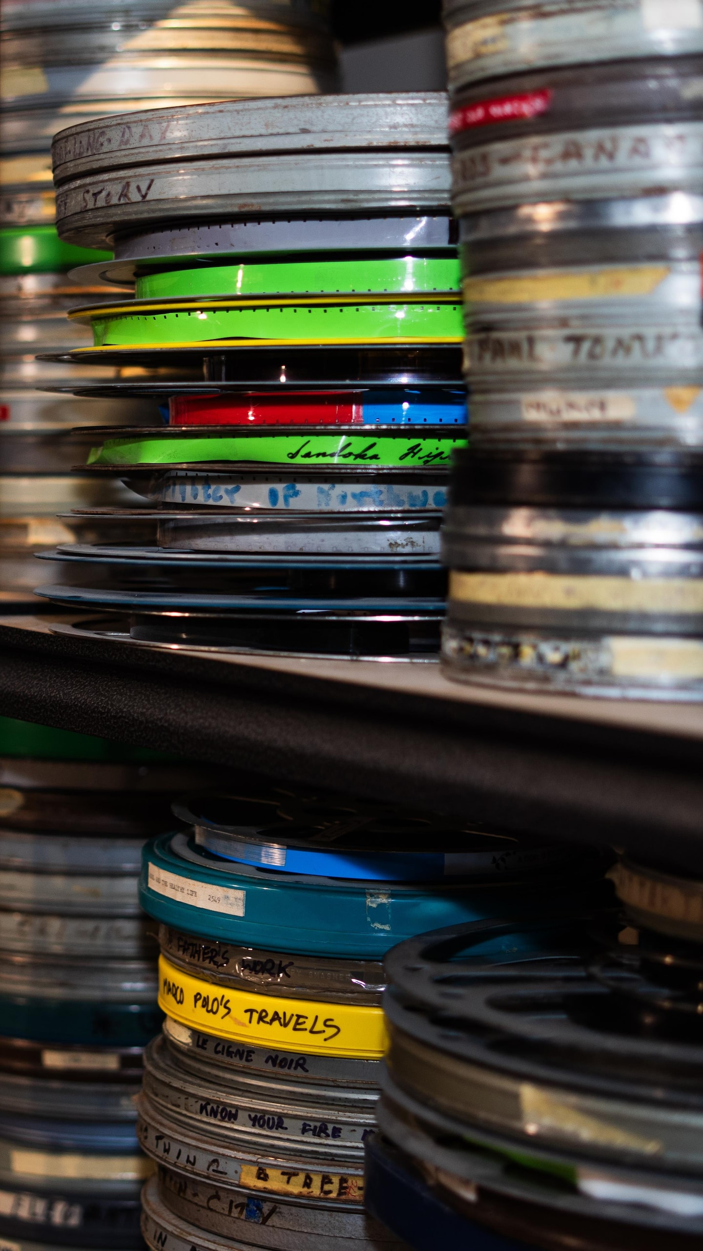 Des étagères remplies de bobines de films en 16 mm, à Winnipeg, en juillet 2026.