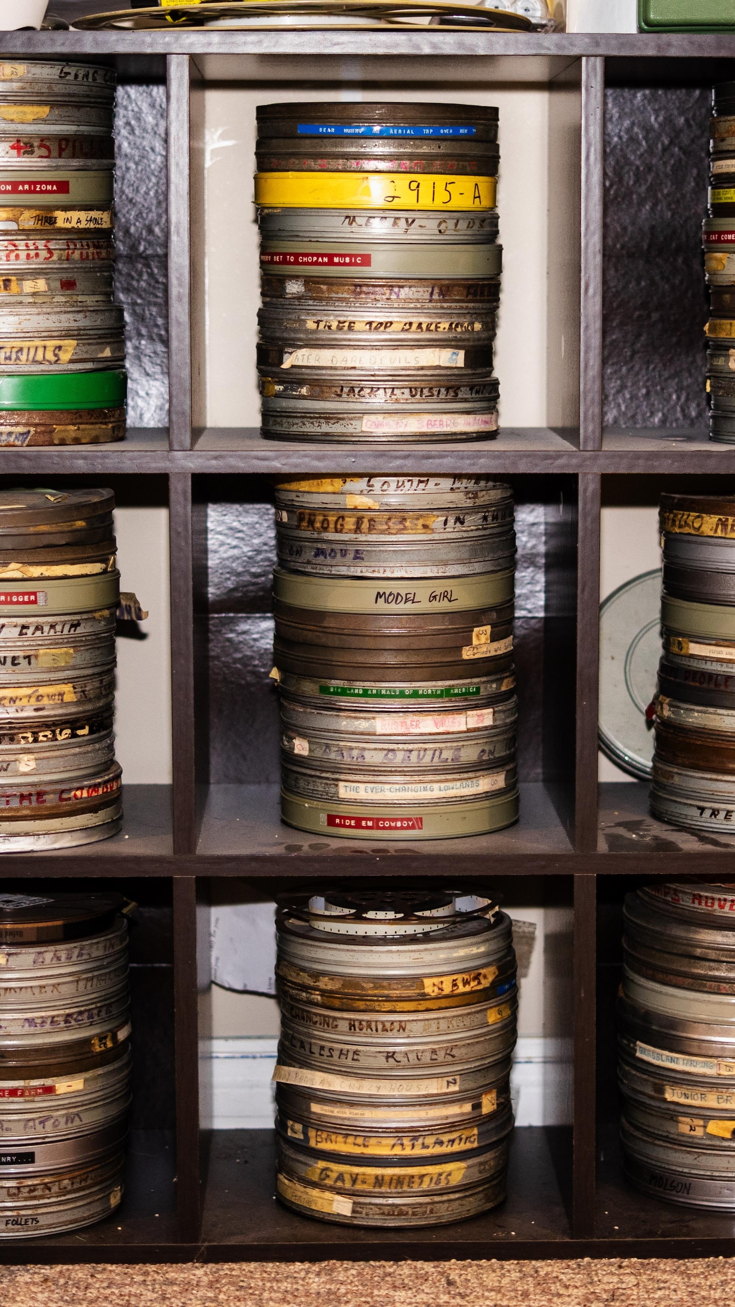 Des étagères remplies de bobines de films en 16 mm, à Winnipeg, en juillet 2026.