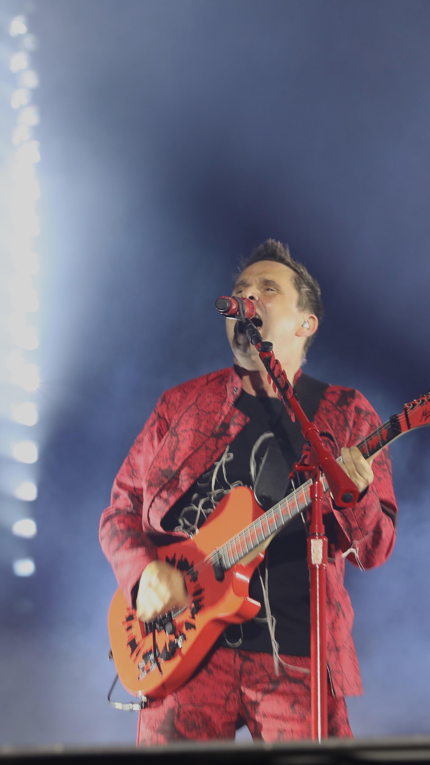 Un homme chante sur une scène.