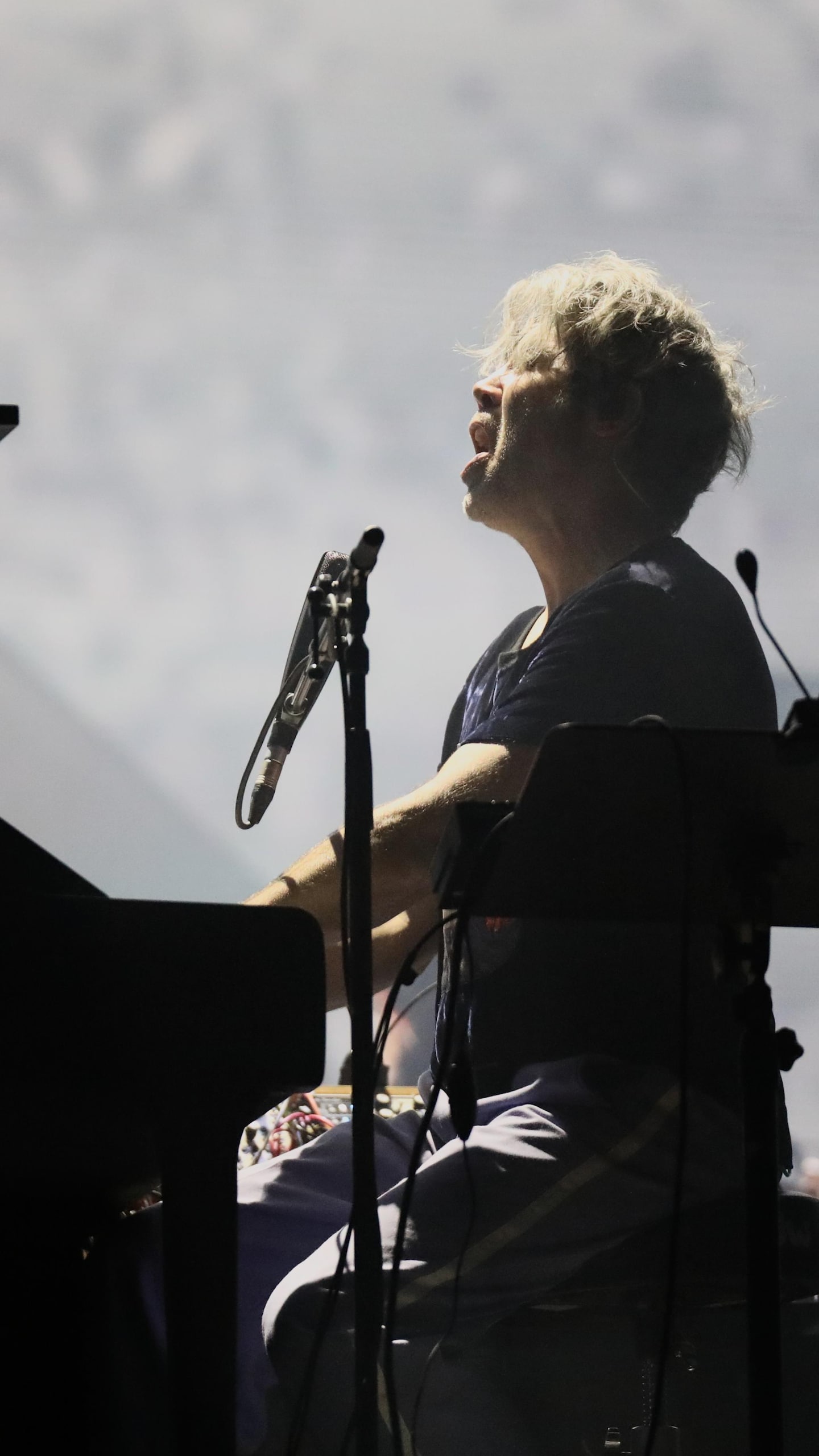 Un homme au piano.