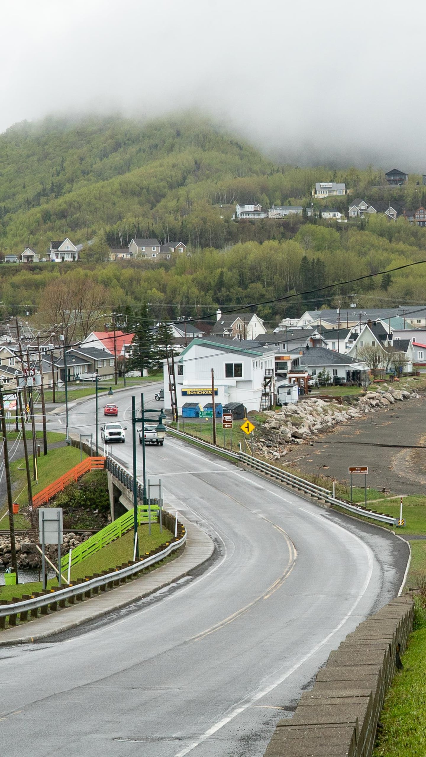 Des voitures circulent sur la route 132 qui traverse le village de Grande-Vallée.