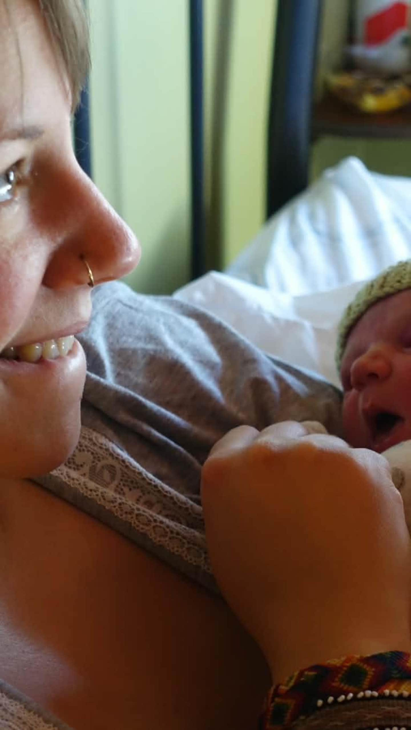 Lysandre tient son bébé naissant dans ses bras.