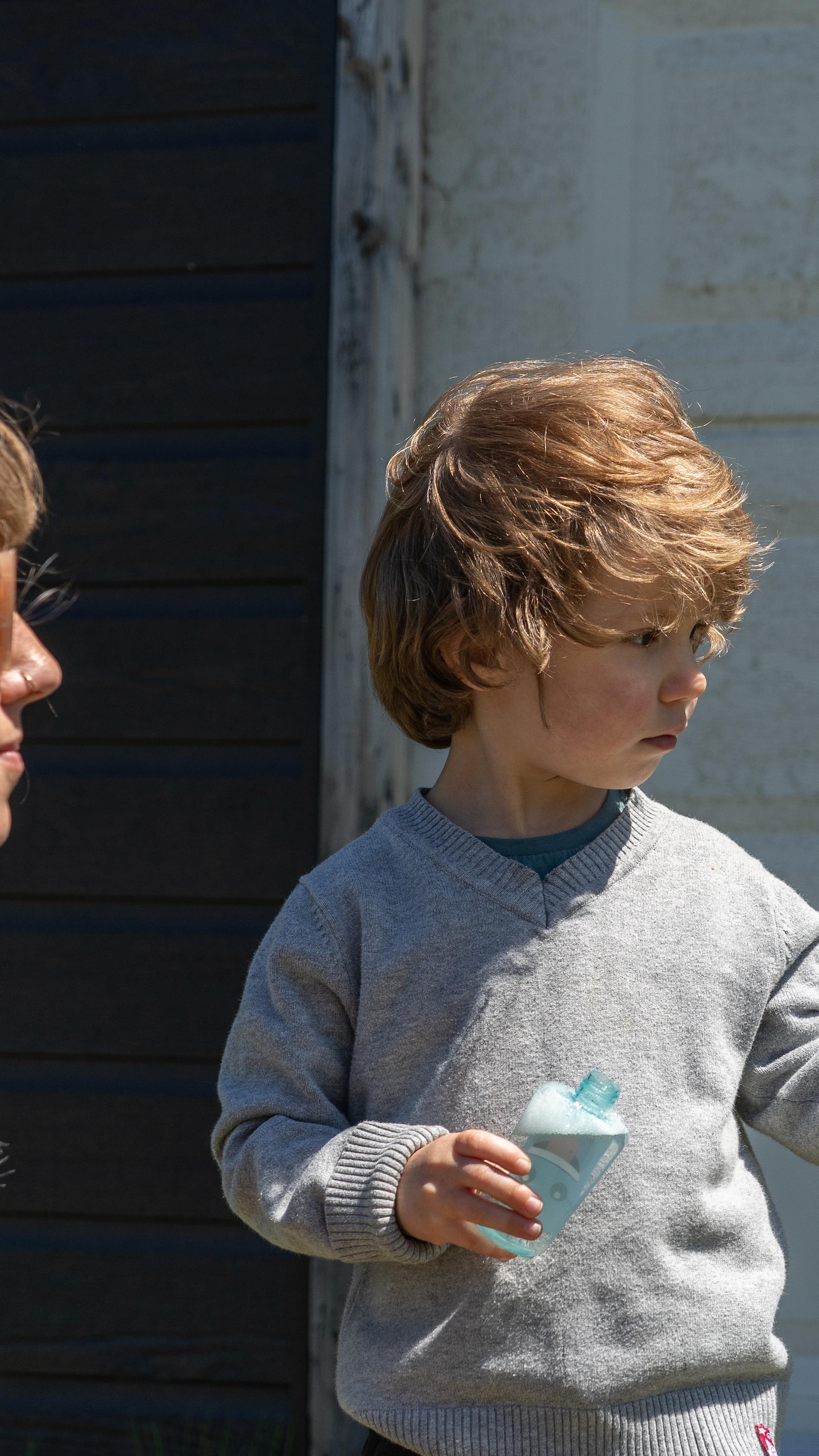 Lysandre et son fils Léon s'amusent à faire des bulles.