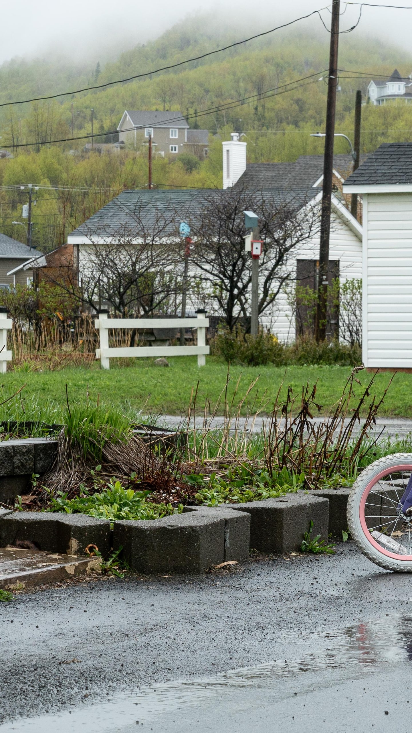 Un vélo pour enfant a été laissé dans l'entrée d'une maison.