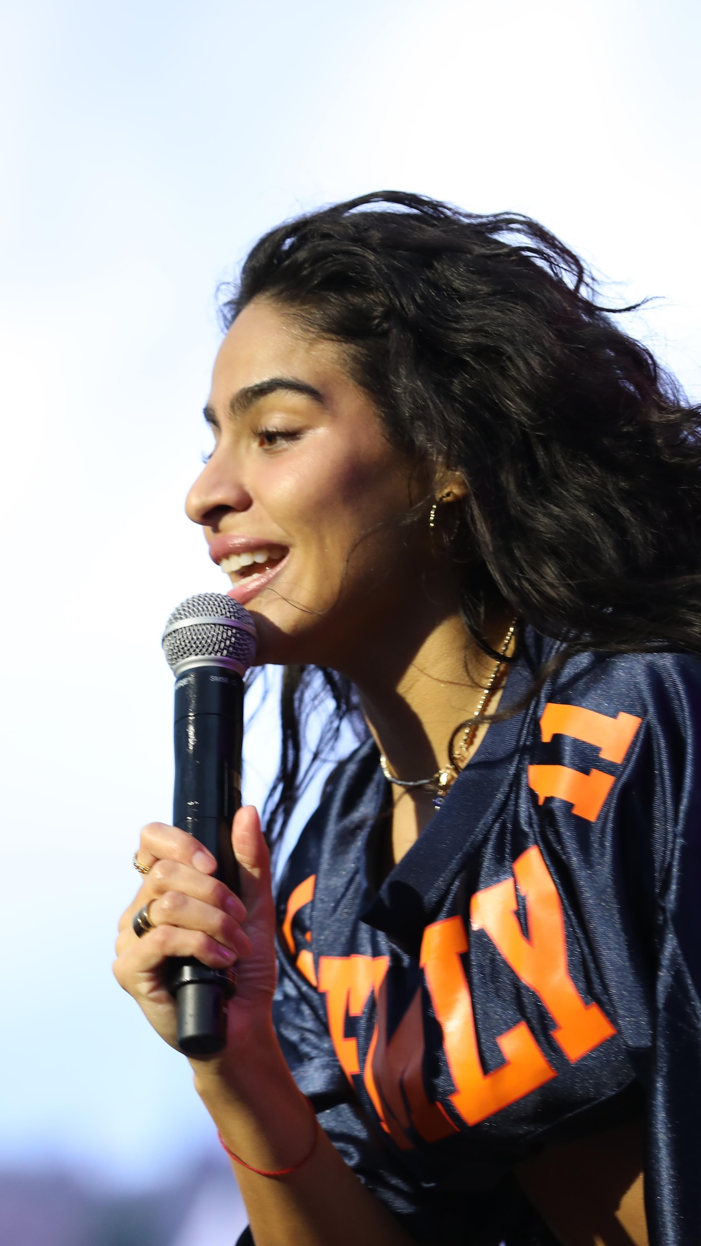 Une chanteuse sur scène.