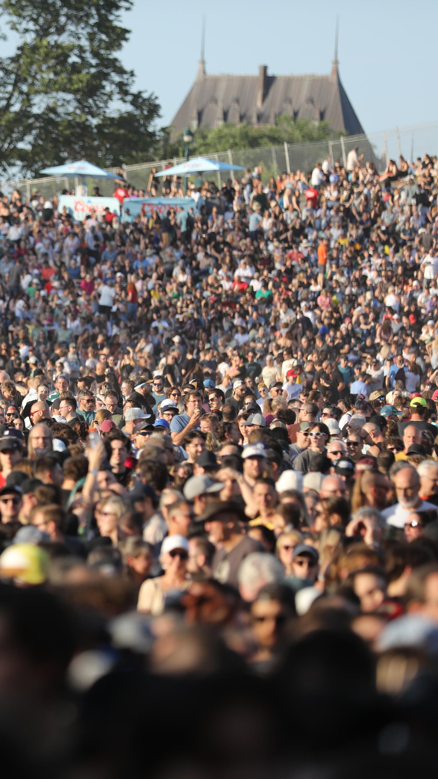 Une foule sur les plaines d'Abraham.