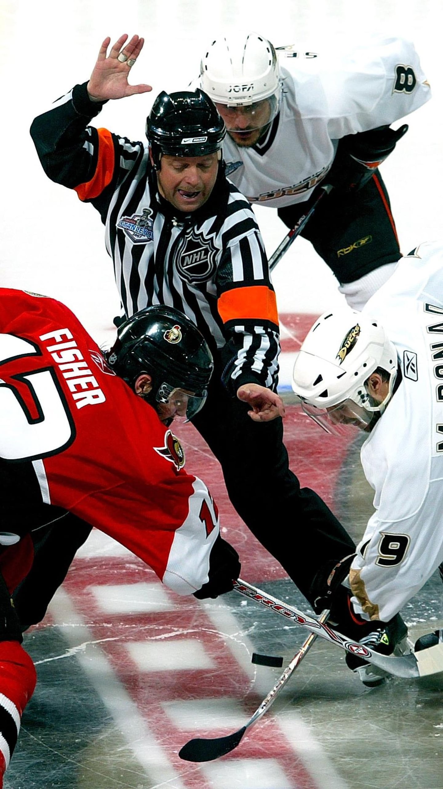 Mike Fisher des Sénateurs d’Ottawa et Andy McDonald des Ducks d'Anaheim croisent le fer en finale de la Coupe Stanley.
