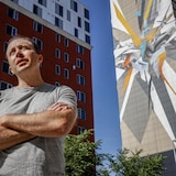Peter Oliver, cofundador de la Asociación de Vecinos de Beltline, explica la creación del mural más alto del mundo por parte del grafitero de renombre internacional Mirko Reisser en Calgary, Alberta.