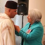 حاكمة كندا العامة ماري سايمون تمنح ’’ميدالية الشجاعة‘‘ لسعيد أقجور، أحد الذين حاولوا إيقاف المسلح الذي هاجم مسجد كيبيك الكبير في 29 كانون الثاني (يناير) 2017.