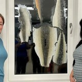 Dos mujeres inuit aprenden a curtir piel de pescado.