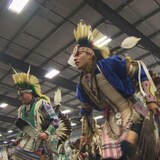 Bailarines indígenas en el powwow Manito Ahbee