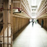Un couloir de prison et des cellules.