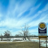 Un paysage avec un panneau indiquant "Bienvenue à Brandon".