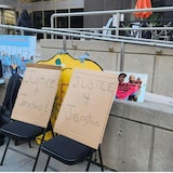 Des chaises avec des pancartes.