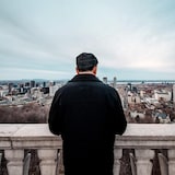 Un homme solitaire sur un belvédère à Montréal.