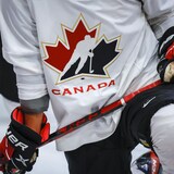 لوغو ’’هوكي كندا‘‘ على قميص أحد اللاعبين (أرشيف).