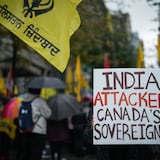 Una persona sostiene un cartel durante una protesta frente al consulado indio en Vancouver.