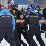 Deux équipes féminines, dont celle du Nunavik, s'affrontent à l'épreuve de la poussée de la perche lors des 26e Jeux d'hiver de l'Arctic, à Wood Buffalo, en Alberta, le vendredi 3 février 2023.