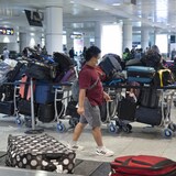 Un pasajero busca su equipaje en un aeropuerto canadiense.