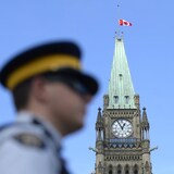 Un agent de la GRC devant le parlement du Canada, à Ottawa.
