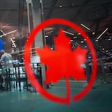 Des passagers s'enregistrent pour un vol.