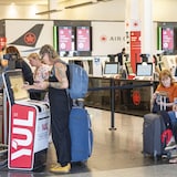 Une passagère d'Air Canada obtient sa carte d'embarquement à l'aéroport international Pierre-Elliott-Trudeau de Montréal, le mardi 19 août 2025.