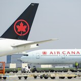 طائرتان تابعتان لشركة الخطوط الجوية الكندية على مدرج مطار بيرسون الدولي في تورونتو.