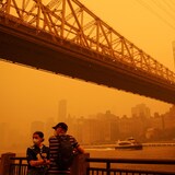 Un pont de New York se perd dans un ciel jaune.