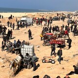 فلسطينيون ينتظرون المساعدات الإنسانية على شاطئ البحر في مدينة غزة يوم الأحد 25 شباط (فبراير) 2024.