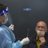 Le Dr Alain Wiesenthal subit un test de dépistage.