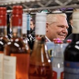 Le premier ministre Doug Ford lors d'une conférence de presse annonçant le projet du gouvernement provincial d'autoriser la vente d'alcool dans les dépanneurs.