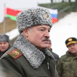 الرئيس البيلاروسي أليكساندر لوكاشينكو بالزي العسكري.