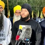 Balraj Singh Nijjar (centro), hijo del canadiense asesinado, Hardeep Singh Nijjar.