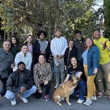 Un groupe de personnes posent pour la photo avec gros sourires Il s'agit de l'équipe aluCine : Sinara Perdomo (Directrice), Barbara de la Fuente (Programmation), Natalia Bernal (Gestion), Ulysses De Paula (Coordination), Elissana Forte (Bénévoles), Nicolas Gidlason (Web/RRPP), Sophia Commanducci (Communications), Elijah Gibbons (Médias Sociaux), Noelle Young (Assistance), Camilo Rodriguez Alarcon (Contenu), Aswan Sivathevan (Stagiaire), Juan Espitia (Logistique) et Archer, la mascotte.