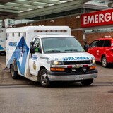 Un ambulance quitte un hôpital de Toronto.