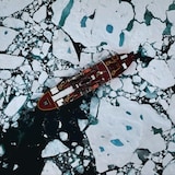 Un bateau avance à travers la glace.