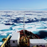 Le brise-glace Amundsen dans le passage du Nord-Ouest.