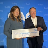 رئيس حكومة كيبيك فرانسوا لوغو مقدّماً اليوم مرشحة حزبه في دائرة ’’دوبليسي‘‘، كاتيري شامبان جوردان.